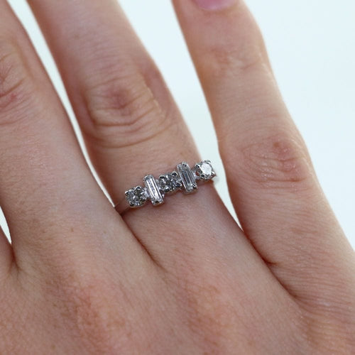 Bague 52 Bague Or blanc Diamants ronds et baguettes 58 Facettes