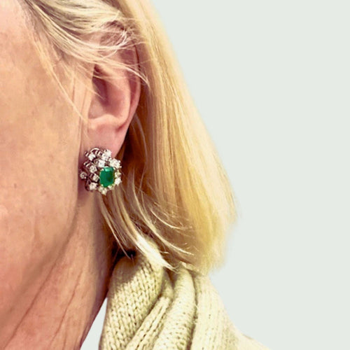 Boucles d'oreilles BOUCLES D'OREILLES EN OR 18 KTS ROSETTE 1950 avec DIAMANTS et ÉMERAUDES 58 Facettes Q945A