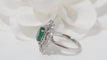 Bague 54 Bague entourage en or blanc, émeraude ovale et diamants 58 Facettes 31617