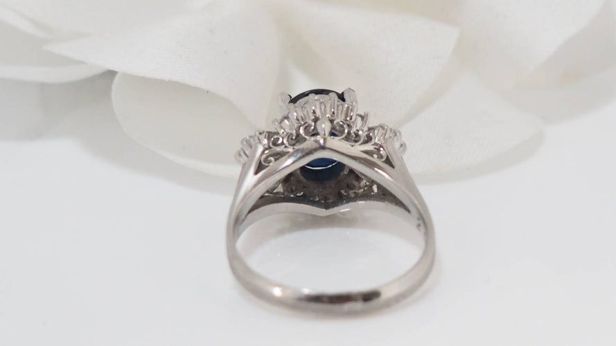 Bague Bague or blanc, saphir ovale et diamants brillants et trapèzes 58 Facettes 31010