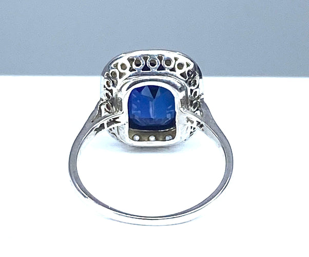 Bague 52 Bague en or blanc 18 carats, diamants et saphir Verneuil. Epoque 1900 58 Facettes AB266