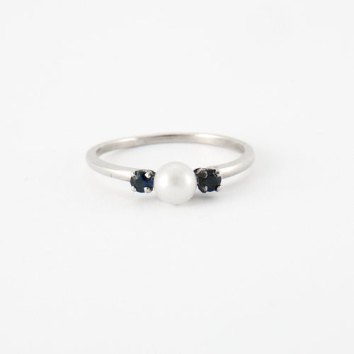 Bague 53 Bague en or blanc, diamants & perle 58 Facettes