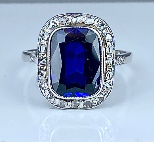 Bague 52 Bague en or blanc 18 carats, diamants et saphir Verneuil. Epoque 1900 58 Facettes AB266