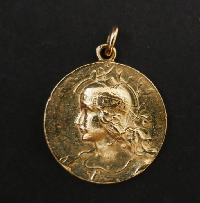 Pendentif Médaille Représentant Une Femme Casquée 58 Facettes 779975