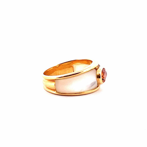 Bague Bague en or jaune 18 carats , topaze ovale et nacre blanche 58 Facettes