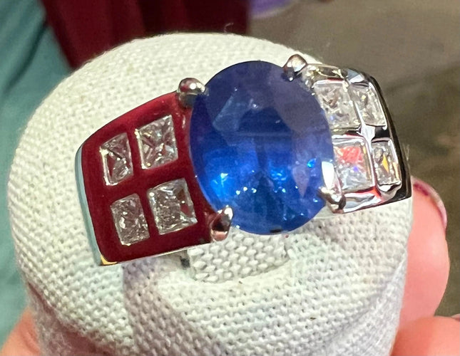 Bague Bague de Fiançailles Or sertie Saphir entouré de Diamants 58 Facettes 7352 A