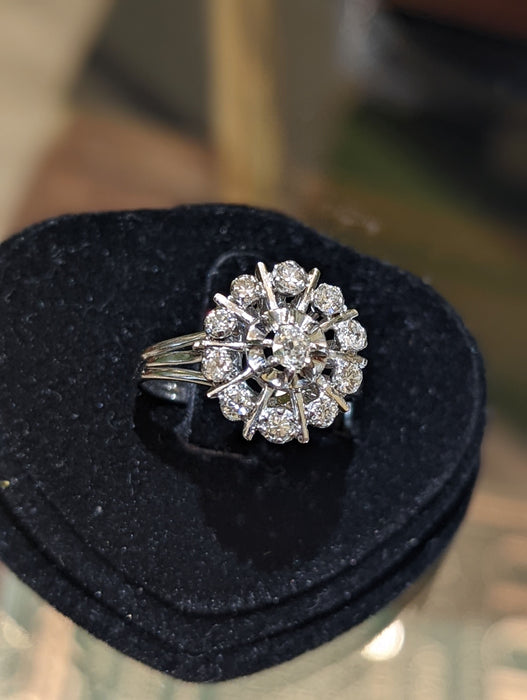 Bague Bague marguerite en or blanc et diamants 58 Facettes