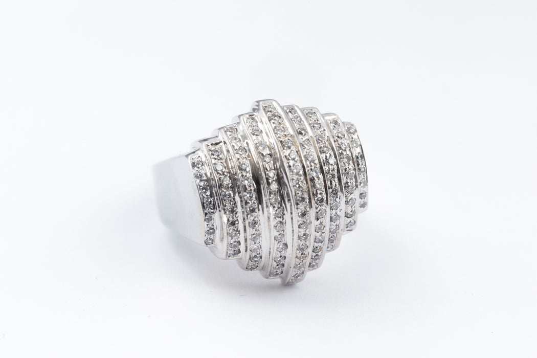 Bague 53 Imposante bague en or blanc et diamant 18k 58 Facettes