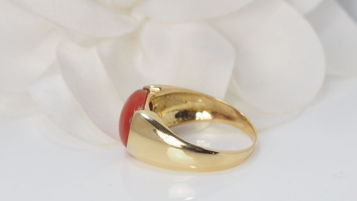 Bague 55 Bague vintage en or jaune et corail en cabochon 58 Facettes 31938