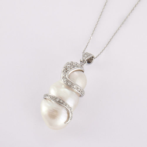 Pendentif Pendentif en or gris, perle, diamants 58 Facettes