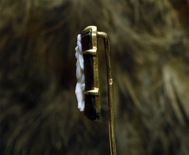 Broche Épingle de cravate en or et camée en onyx. Bacchus 58 Facettes