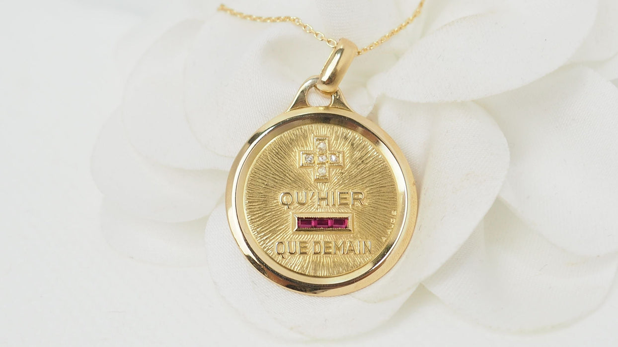 Pendentif AUGIS - Collier médaille d'amour Or jaune Diamants 58 Facettes 31912
