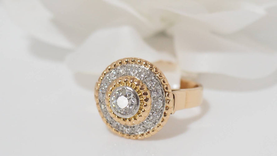 Bague Bague Rétro entourage or bicolore diamants 58 Facettes 30851
