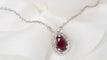Collier Collier pendentif en or blanc, diamants et Rubis en poire 58 Facettes 31209