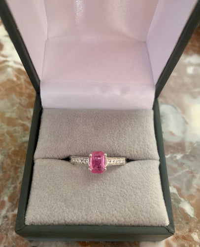 Bague Bague en or gris, saphir rose rectangle, coussin, diamants 58 Facettes BSR62