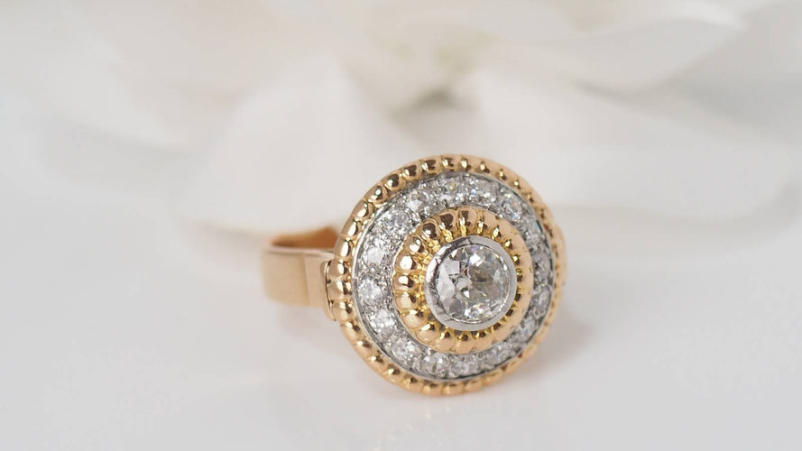 Bague Bague Rétro entourage or bicolore diamants 58 Facettes 30851