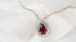 Collier Collier pendentif en or blanc, diamants et Rubis en poire 58 Facettes 31209