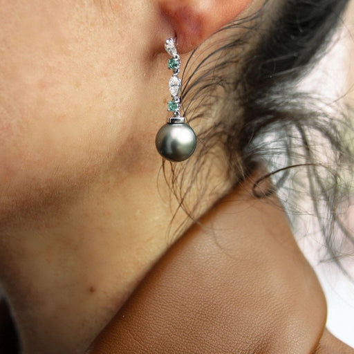 Boucles d'oreilles Boucles d'oreilles diamants émeraudes navettes perle 58 Facettes 661D00020