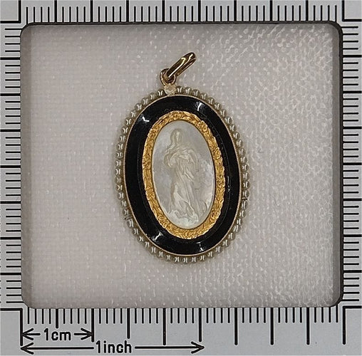 Pendentif Pendentif Médaille Marie nacre onyx et perles de rocaille 58 Facettes 23191-0428