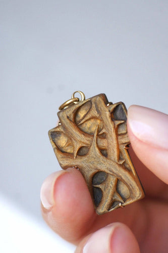 Pendentif Pendentif croix Art Nouveau en or et corne 58 Facettes