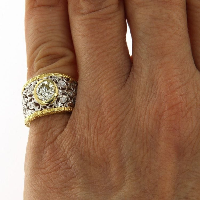 51 Bague en or jaune et blanc avec diamants taille brillant au centre et sur le pourtour 58 Facettes G3480