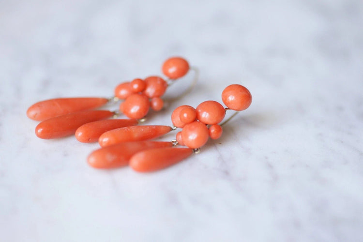 Boucles d'oreilles Boucles d'oreilles girandoles anciennes en or et goutte de corail 58 Facettes
