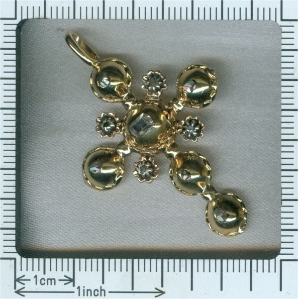 Pendentif Croix en or avec diamants 58 Facettes 17090-0372