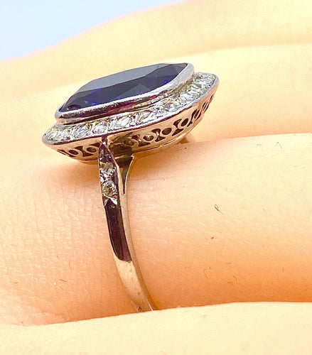Bague 52 Bague en or blanc 18 carats, diamants et saphir Verneuil. Epoque 1900 58 Facettes AB266