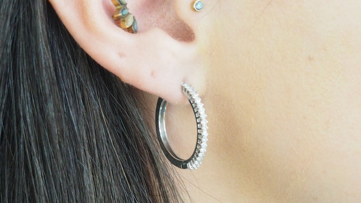 Boucles d'oreilles Boucles d'oreilles créoles en or blanc et diamants 58 Facettes F4882