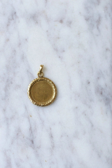 Pendentif Médaille d'amour ancienne AUGIS or jaune 58 Facettes