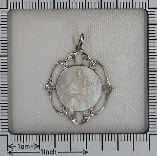 Pendentif Médaille Art Déco diamants Marie et l'enfant Jésus 58 Facettes 23191-0419