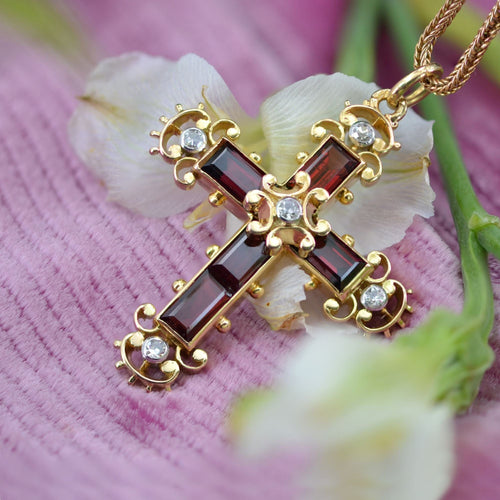 Pendentif Croix or jaune diamants grenats 58 Facettes 19-698B