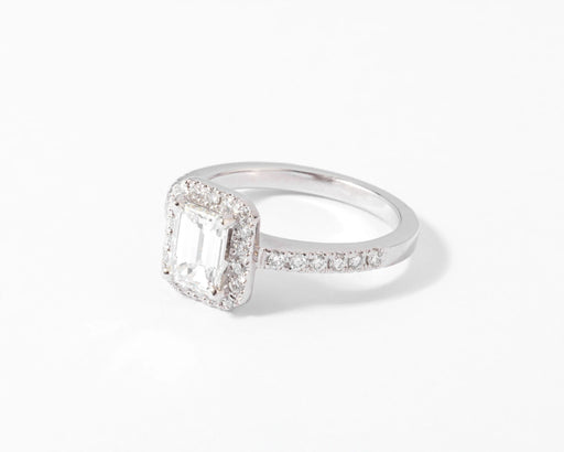 Ring Solitaire ring in white gold adorned with an emerald-cut diamond 58 Facettes