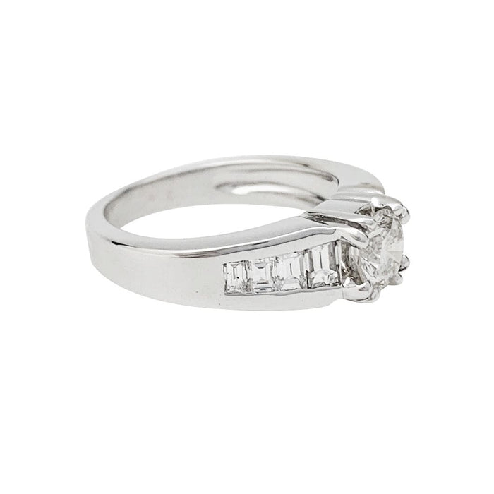 Bague 52 Bague solitaire accompagné de diamants baguette. 58 Facettes 30920