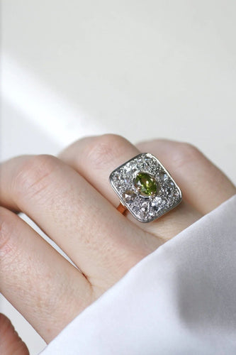 Bague 53 Bague rectangulaire, platine, péridot et diamants 58 Facettes