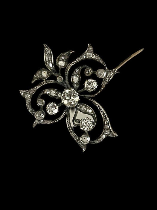 Broche Broche Volutes Diamants XIXème Siècle 58 Facettes