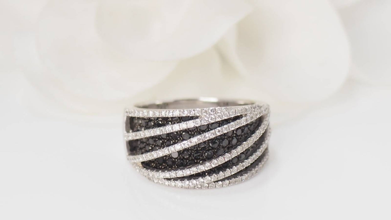 Bague 53.5 Bague diamants blancs et noirs 58 Facettes 32155