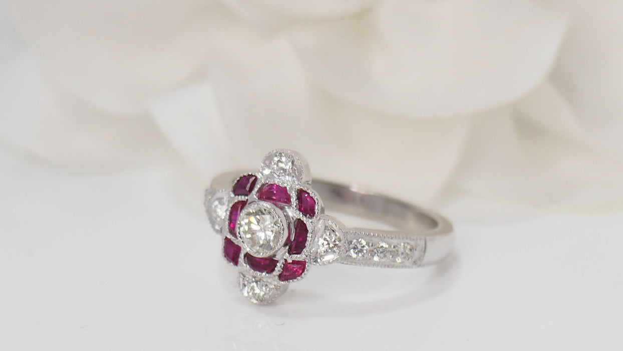 Bague 54 Bague en or blanc, rubis et diamants 58 Facettes 31939