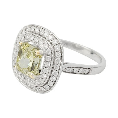 Bague 55 Bague en or blanc à entourage, centre diamant jaune 2,01 carats. 58 Facettes 31972