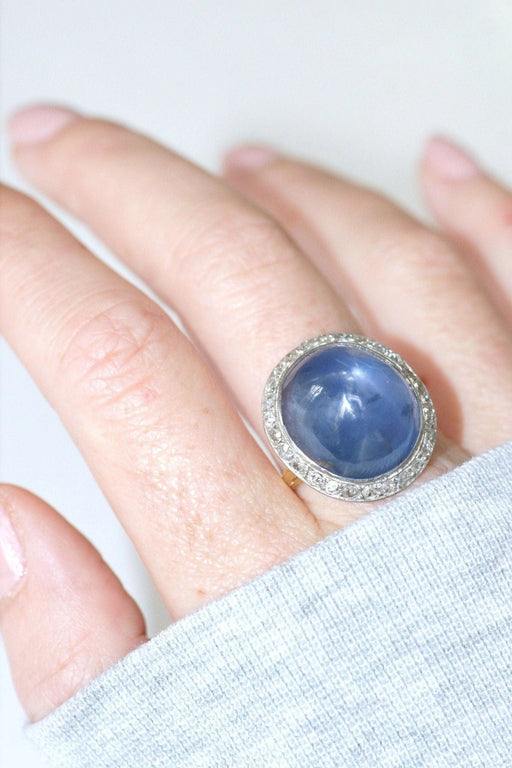 Ring Star sapphire cabochon ring, diamond surround 58 Facettes
