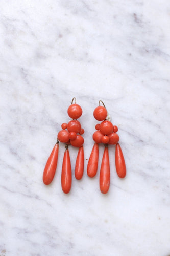Boucles d'oreilles Boucles d'oreilles girandoles anciennes en or et goutte de corail 58 Facettes