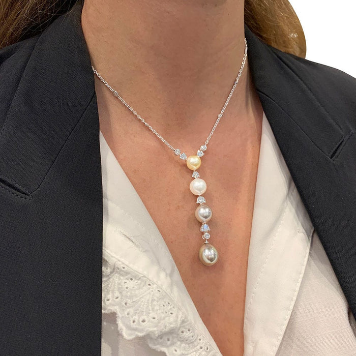 Collier Collier Cartier, "Agnès", or blanc, diamants, perles de culture. 58 Facettes 31183