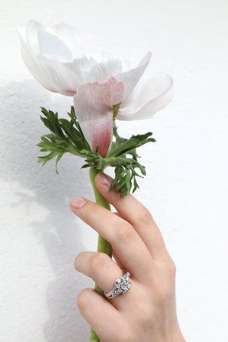 Bague Bague platine, or gris et diamants "Marguerite Sublime" 58 Facettes 1760