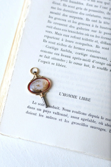 Pendentif Clef de montre paysage miniature sur verre 58 Facettes