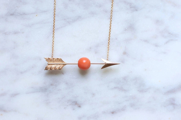 Collier Collier flèche ancien or et corail 58 Facettes