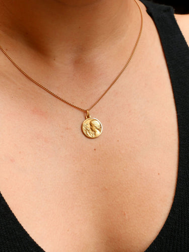 Pendentif Médaille ancienne en or figurant la fillette à la rose 58 Facettes 801