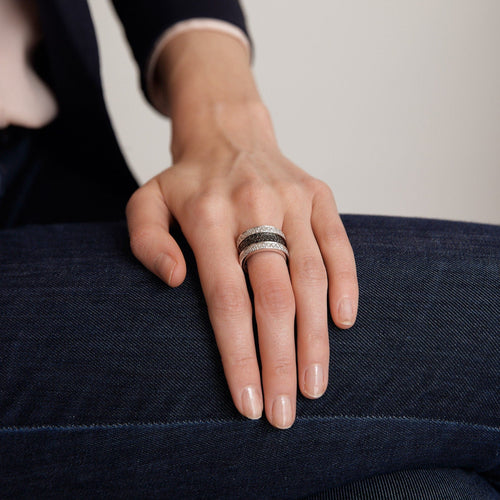 Bague 55 Bague en or gris, pavage diamants blanc et noir 58 Facettes