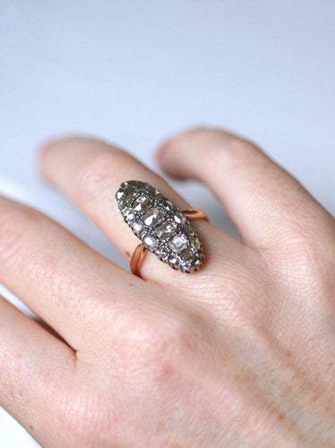 Bague marquise ancienne en or rose, argent, et diamants 58 Facettes