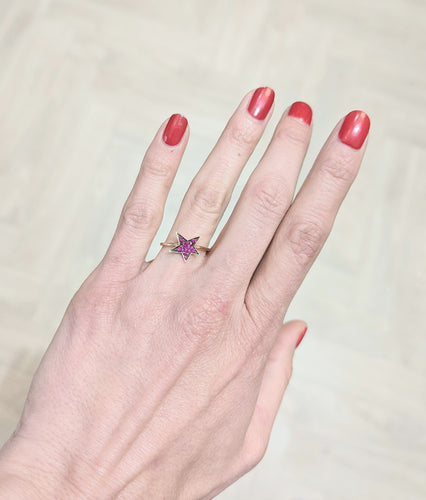 Bague DJULA Bague étoile en or et saphirs roses 58 Facettes