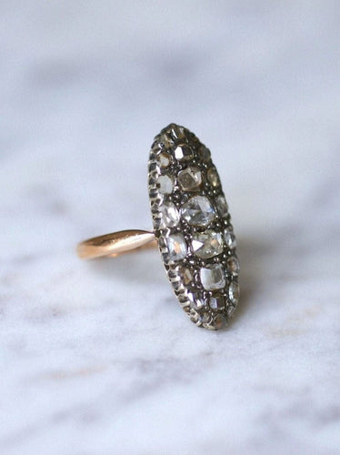 Bague marquise ancienne en or rose, argent, et diamants 58 Facettes